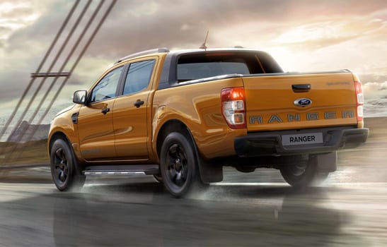 FOrd Ranger amarilla en carretera