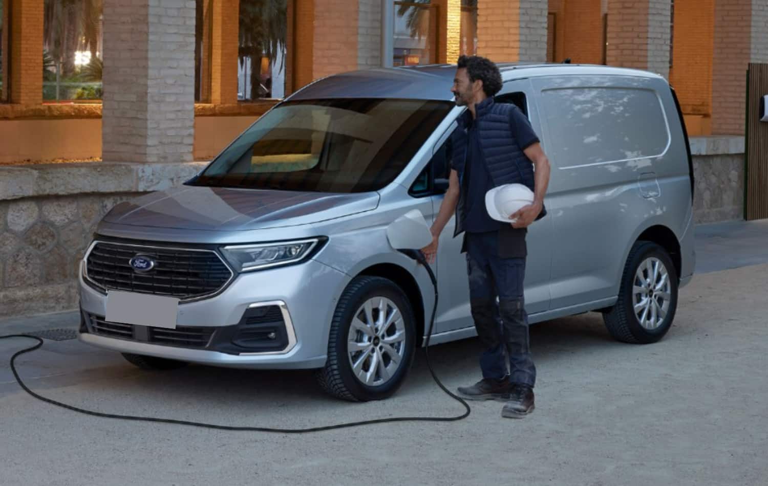 Ford Transit Connect cargando
