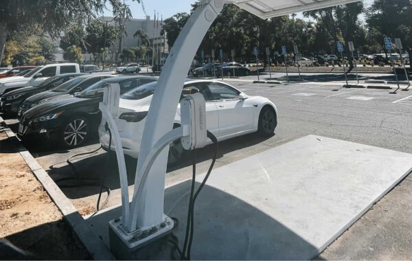 coches electricos cargando bajo la luz del sol
