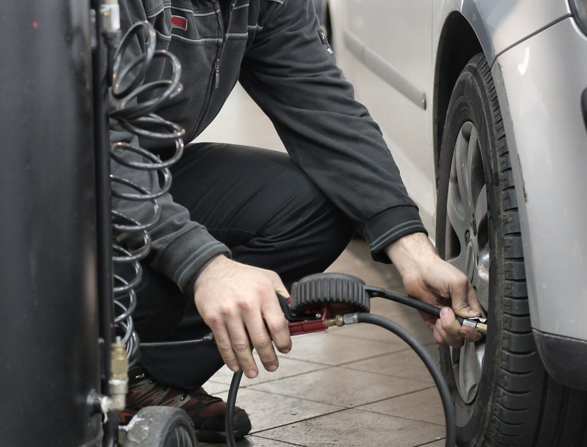 Cómo reparar tu rueda con un kit antipinchazos