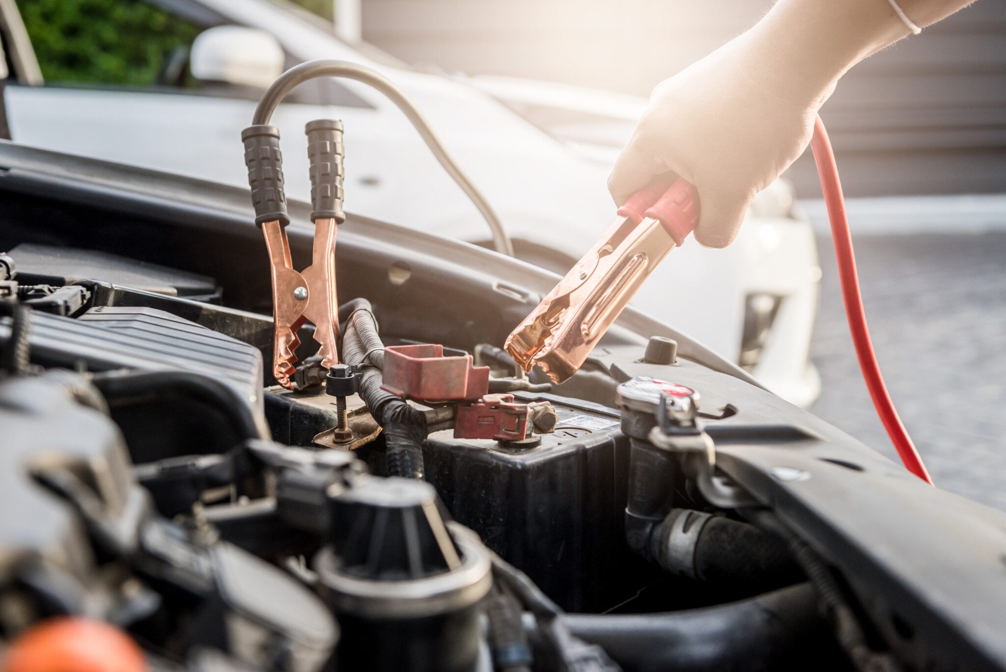 Cómo usar las pinzas de la batería del coche