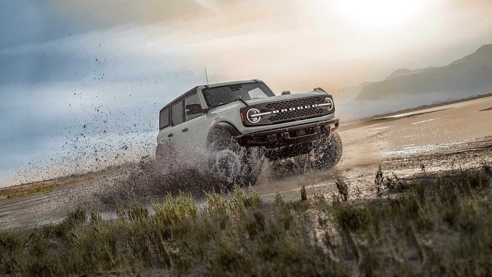 ford bronco en movimiento