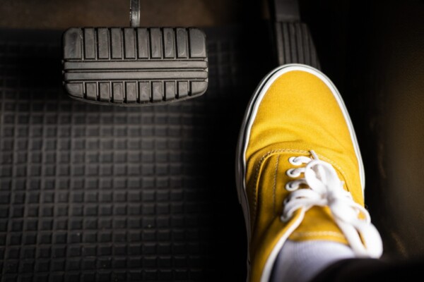 cual es el acelerador del coche pedal cual es el acelerador del coche pedal