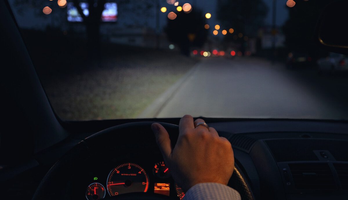 como conducir de noche de forma segura