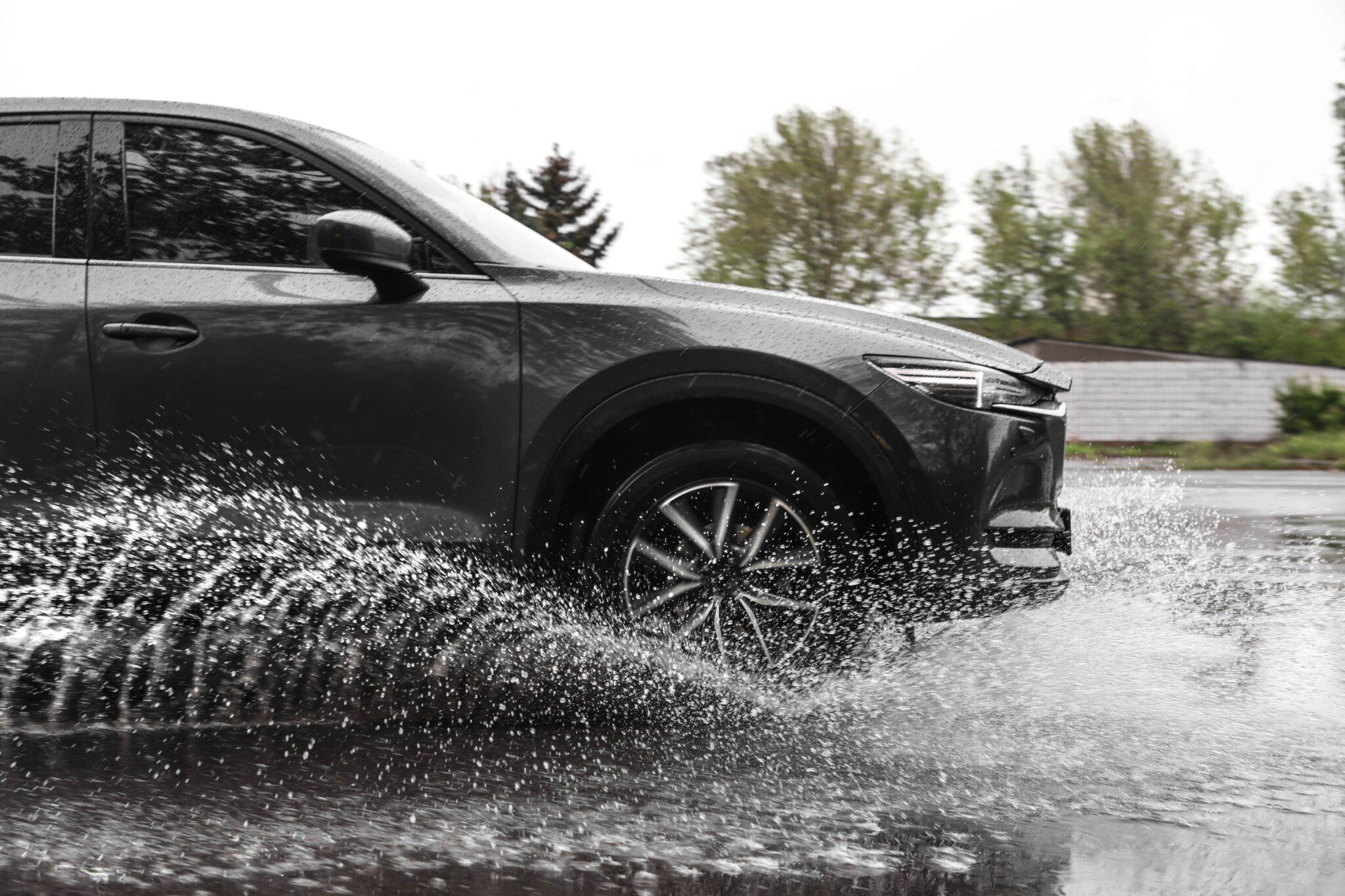 Aquaplaning coche en aquplaning