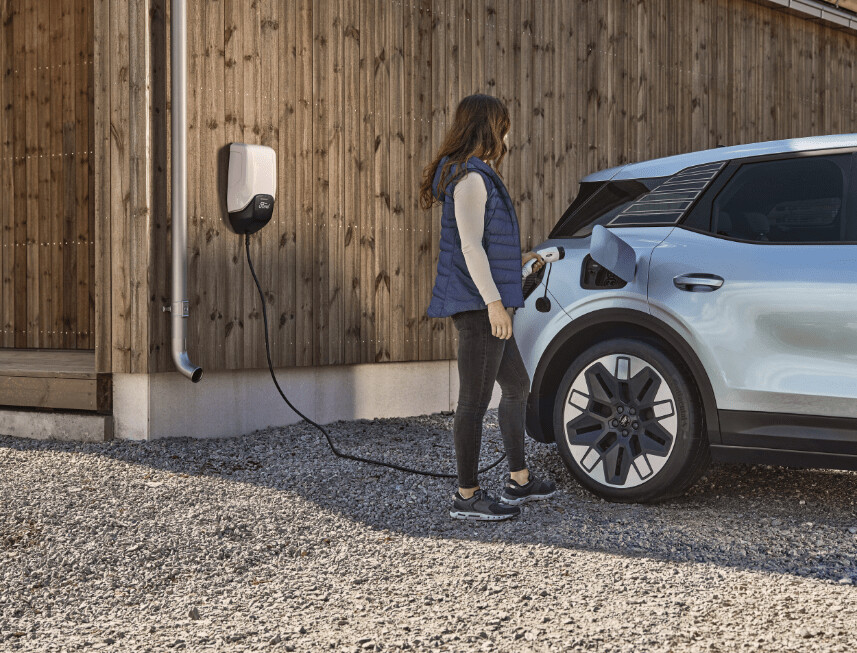 chica-cargando-ford-explorer