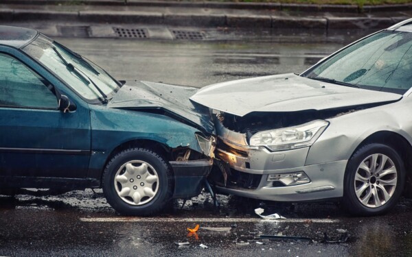 Car,Accident,On,Wet,Road,During,Rain,,Head,On,Collision Choque frontal de vehículos