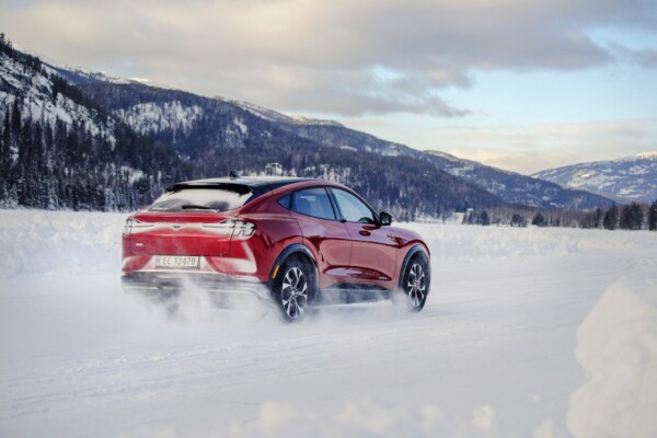 FORD_MACH-E en la nieve
