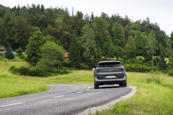 alergia-carretera Ford Explorer por carretera de campo.
