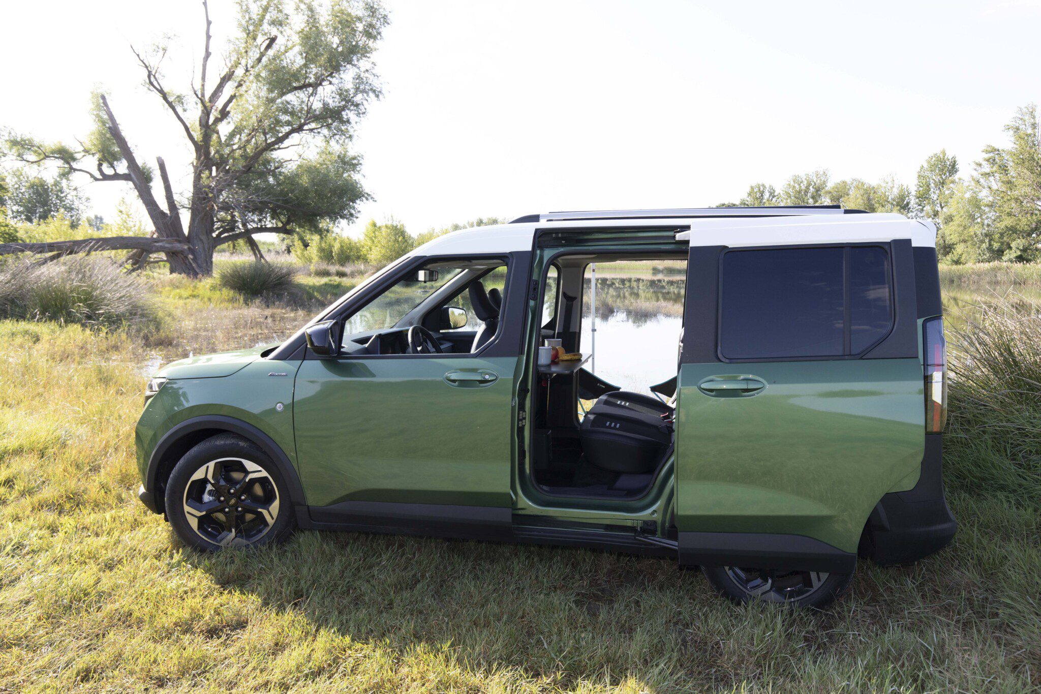Ford Tourneo Courier Furgoneta con puertas abiertas en el campo