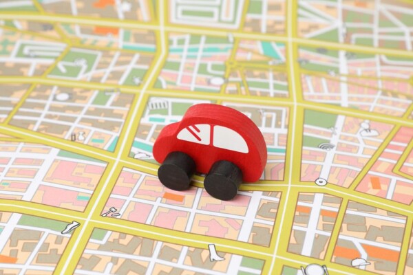 Red,Toy,Car,On,City,Map.,Road,Trip coches pequeños sobre mapa