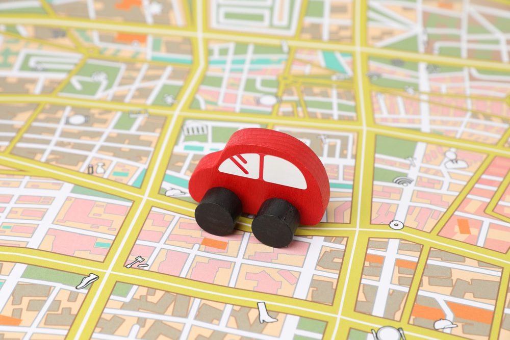 Red,Toy,Car,On,City,Map.,Road,Trip coches pequeños sobre mapa